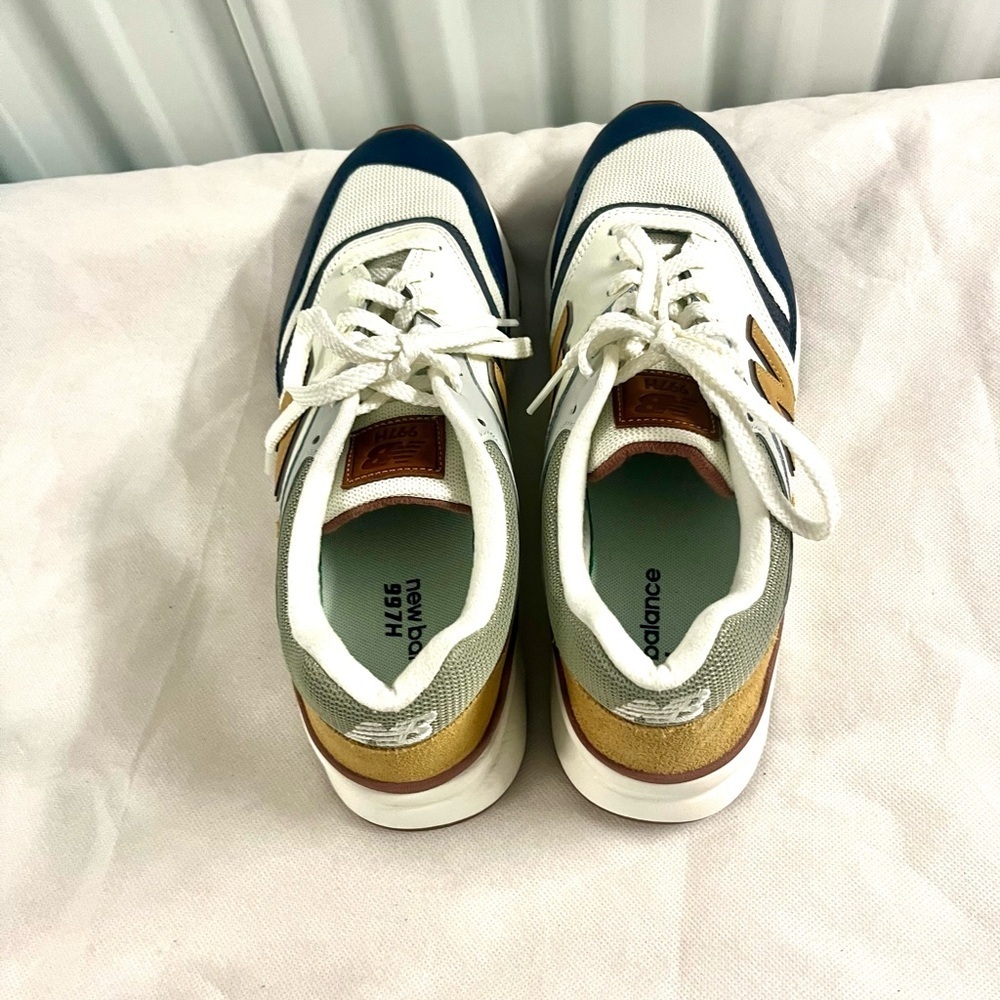 New Balance Beige and Navy Sneakers with Gold Accents - Picture 4 of 9